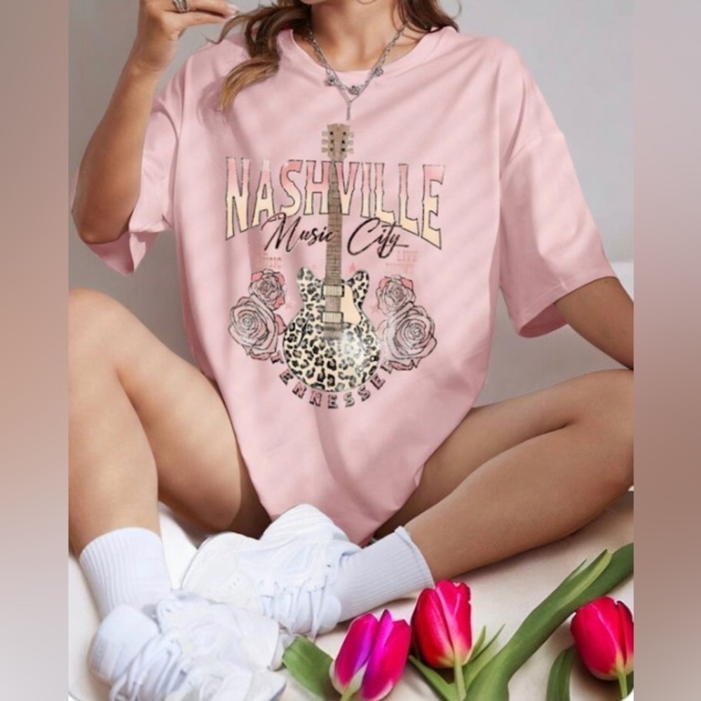 S, XL LEFT Welcome to Nashville Tennessee TShirt 💗🌟